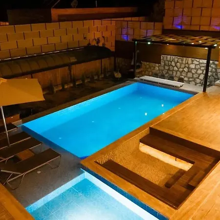 Villa Doga Icerisinde Lueks Madeline